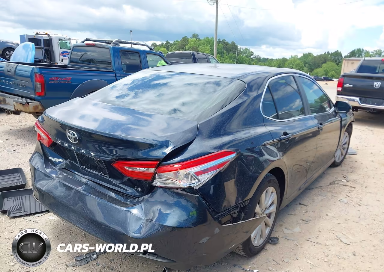 2018 Toyota Camry Le VIN:4T1B11HK2JU588104 - 4