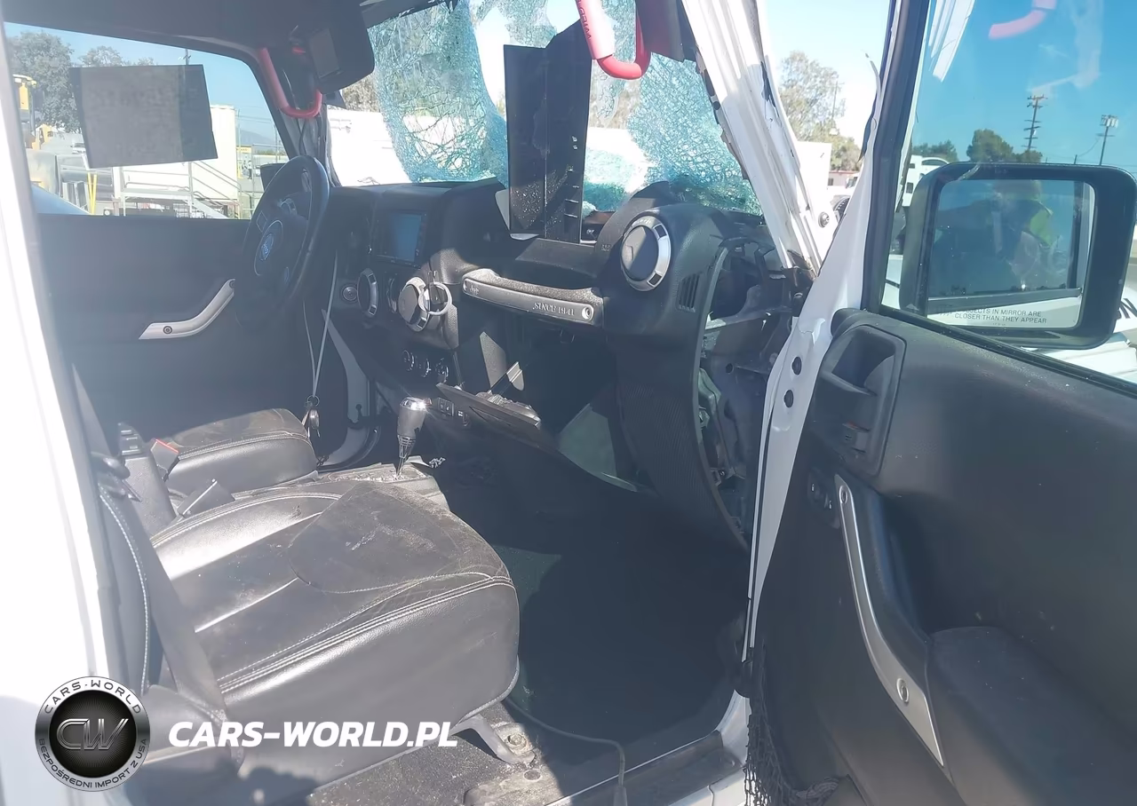 2015 Jeep Wrangler Unlimited Rubicon VIN:1C4BJWFGXFL766564 - 5