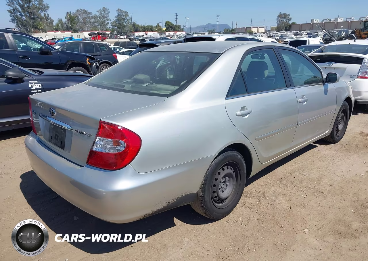 2003 Toyota Camry Le VIN:JTDBE32KX30228442 - 4