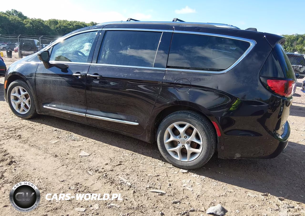 2018 Chrysler Pacifica Touring L VIN:2C4RC1BG8JR235140 - 3