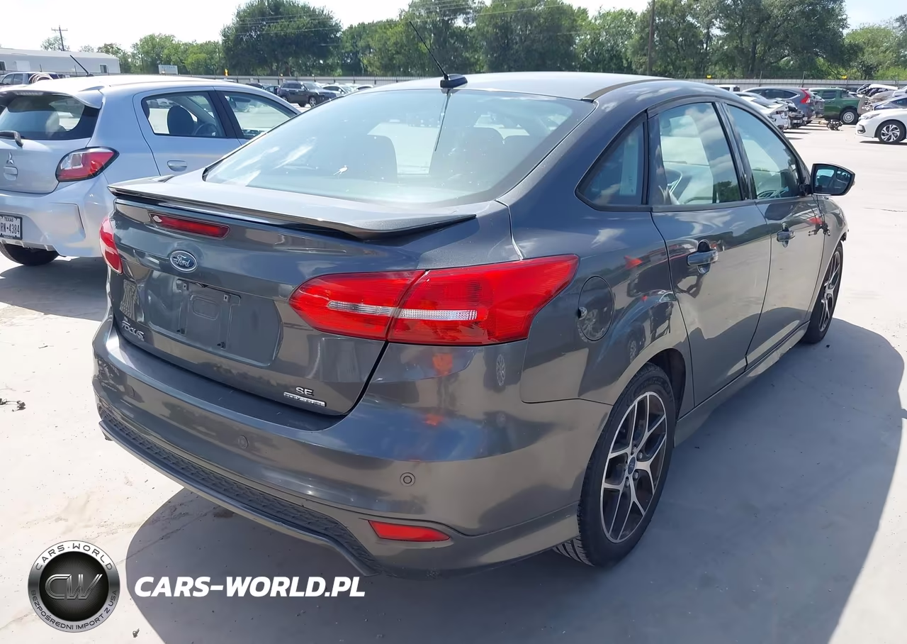 2016 Ford Focus Se VIN:1FADP3F25GL215895 - 4