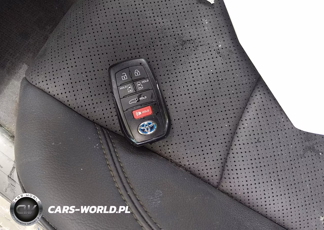 2025 Toyota Sienna Platinum VIN:5TDERKECXSS254101 - 11