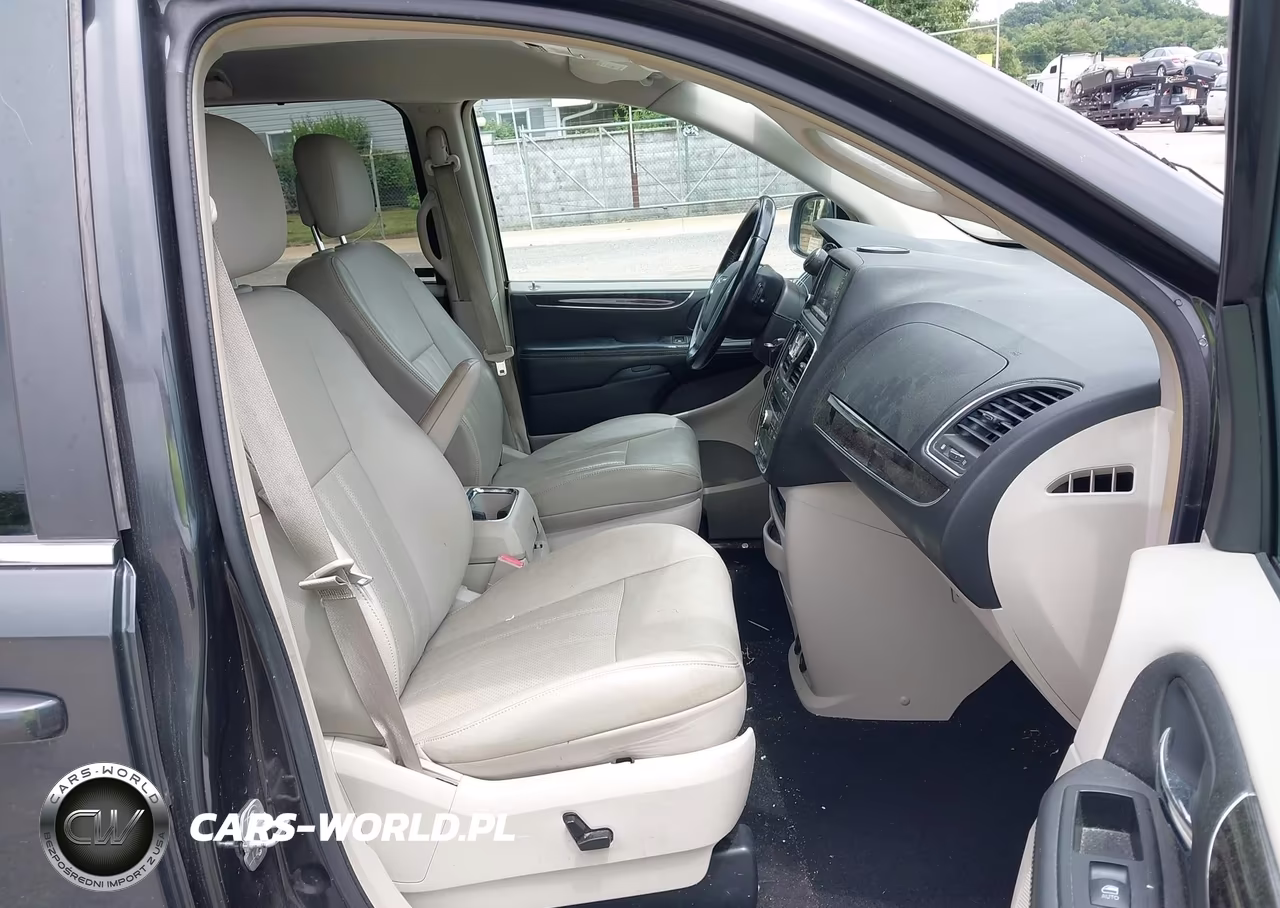 2011 Chrysler Town & Country Touring-L VIN:2A4RR8DG2BR633735 - 5