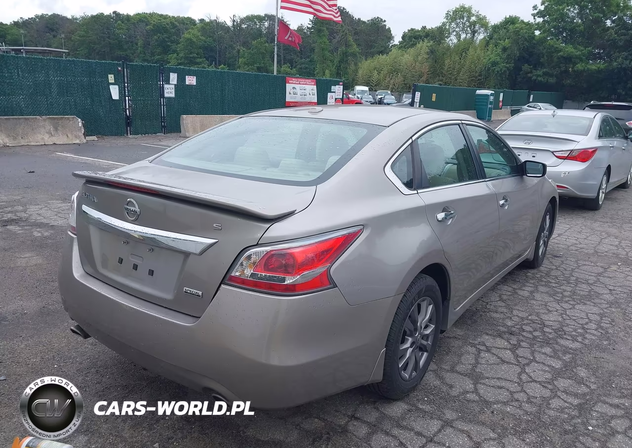 2015 Nissan Altima 2.5 S VIN:1N4AL3AP9FC590396 - 4