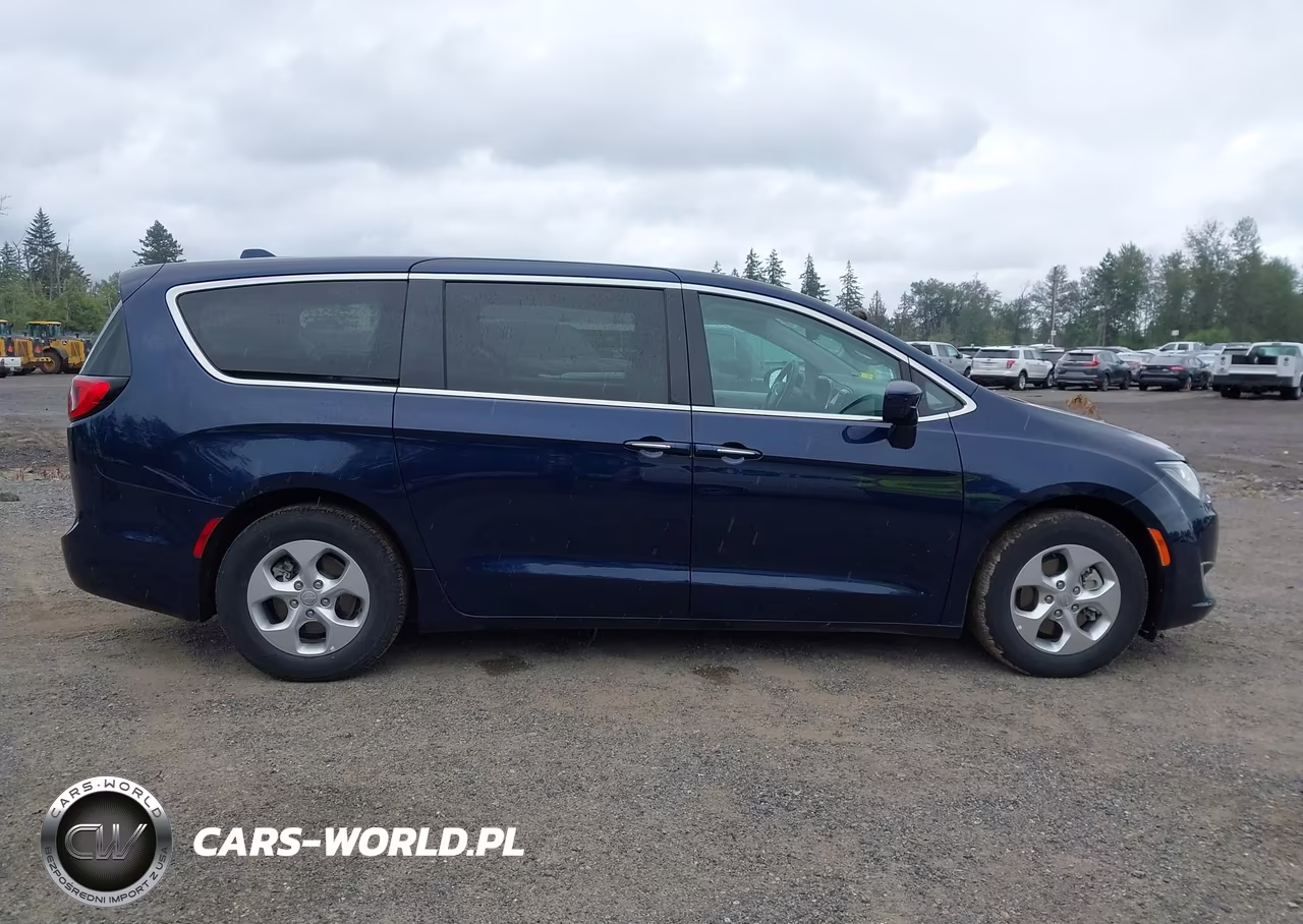 2018 Chrysler Pacifica Hybrid Touring Plus VIN:2C4RC1H73JR276248 - 14
