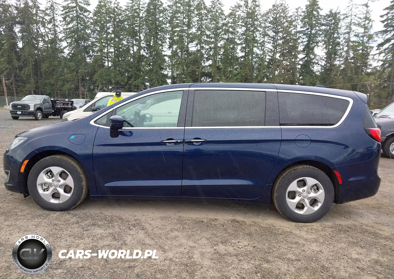 2018 Chrysler Pacifica Hybrid Touring Plus VIN:2C4RC1H73JR276248 - 15
