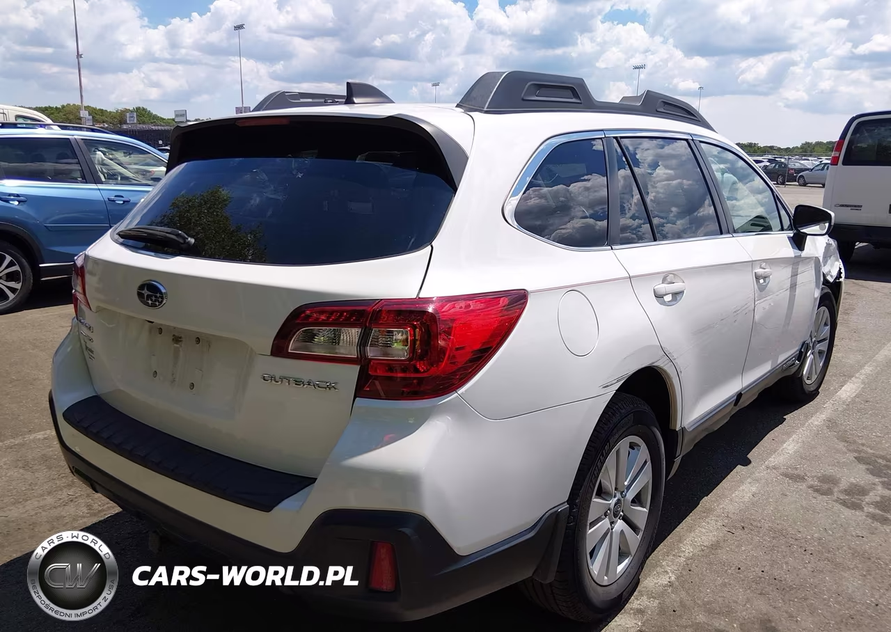 2018 Subaru Outback 2.5I Premium VIN:4S4BSACC2J3287092 - 4