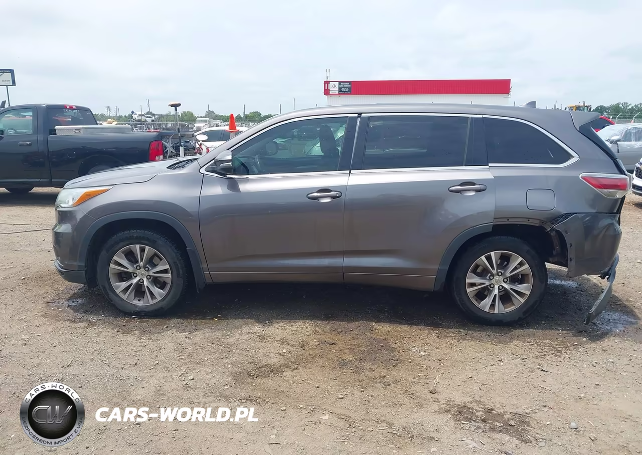 2015 Toyota Highlander Le Plus V6 VIN:5TDZKRFH3FS086817 - 15