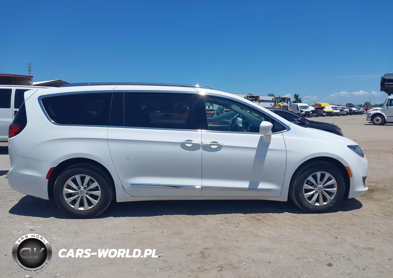 2018 Chrysler Pacifica Touring L VIN:2C4RC1BG4JR110653 - 13