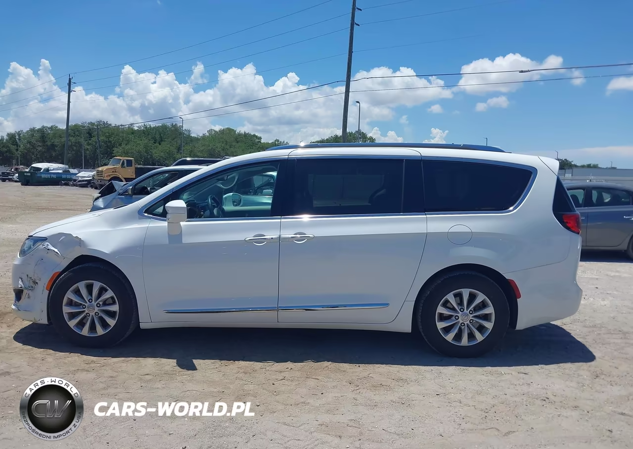2018 Chrysler Pacifica Touring L VIN:2C4RC1BG4JR110653 - 14