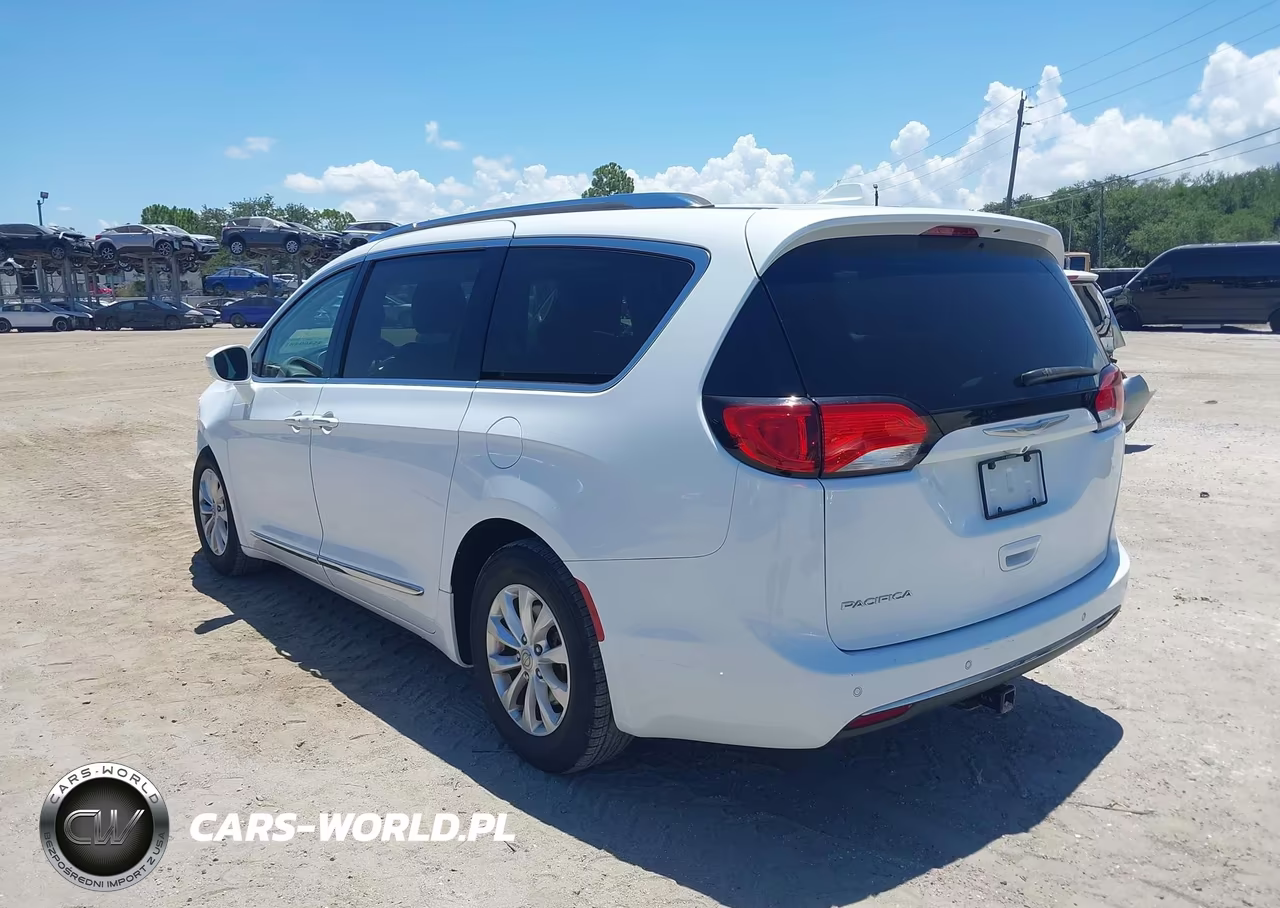 2018 Chrysler Pacifica Touring L VIN:2C4RC1BG4JR110653 - 3
