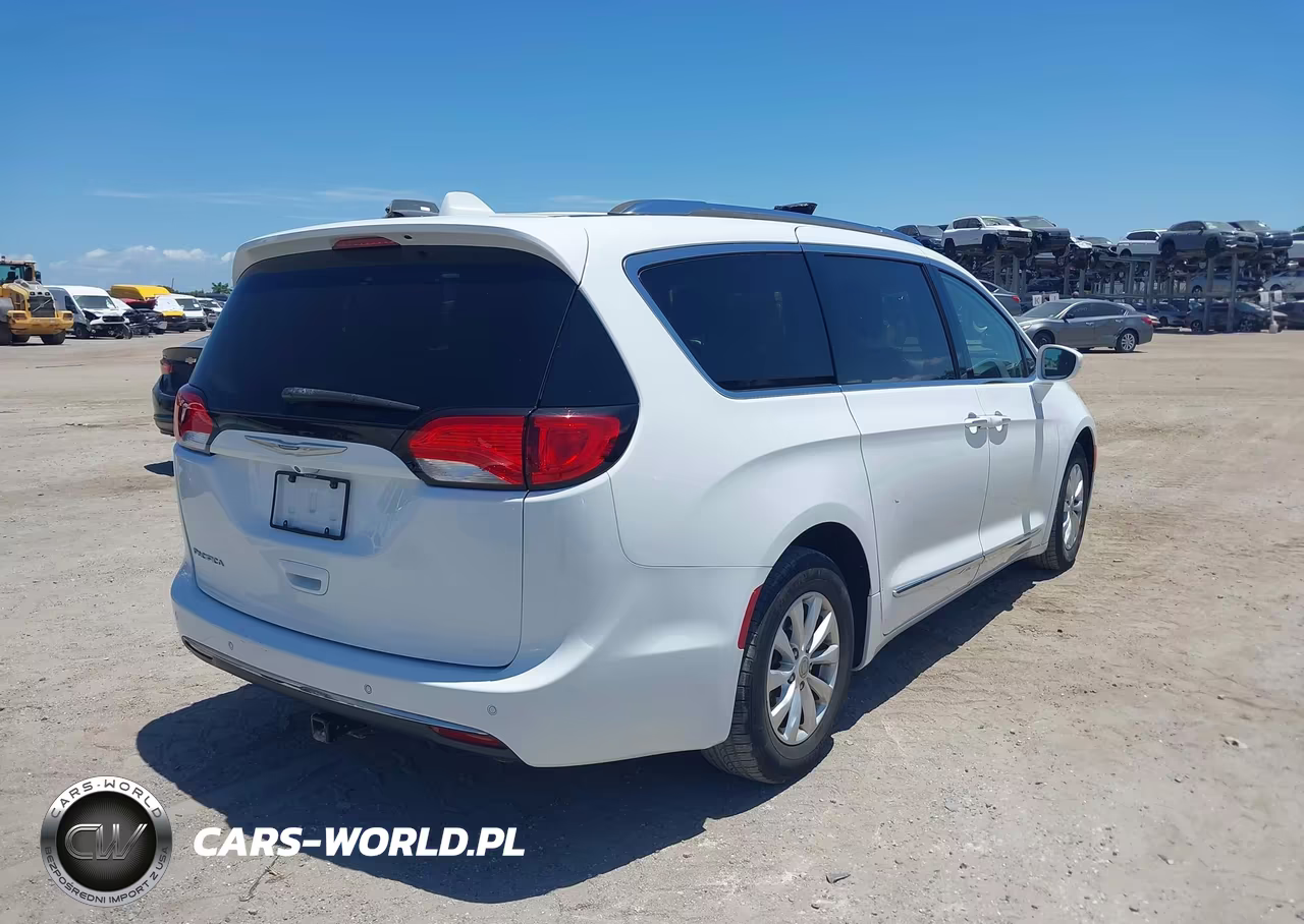 2018 Chrysler Pacifica Touring L VIN:2C4RC1BG4JR110653 - 4