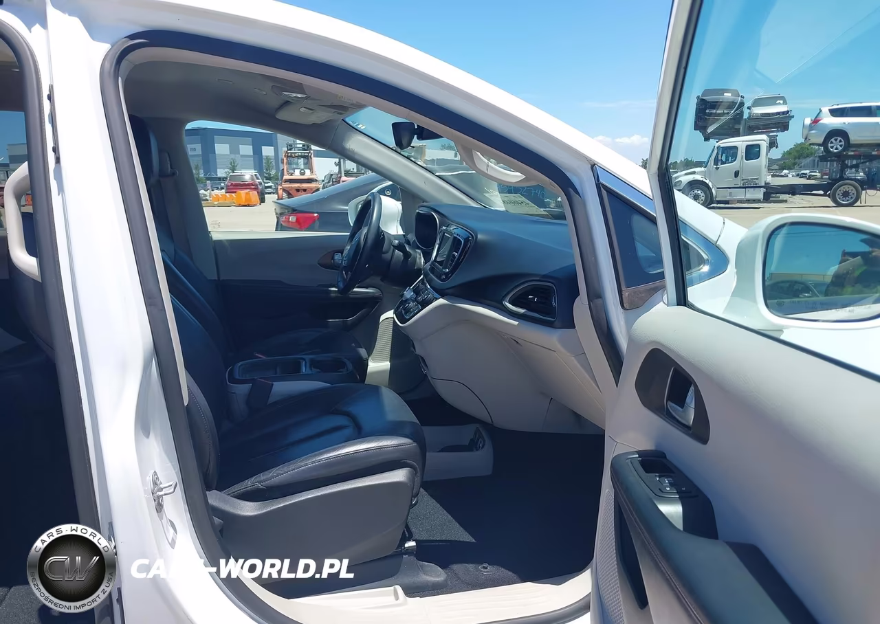 2018 Chrysler Pacifica Touring L VIN:2C4RC1BG4JR110653 - 5