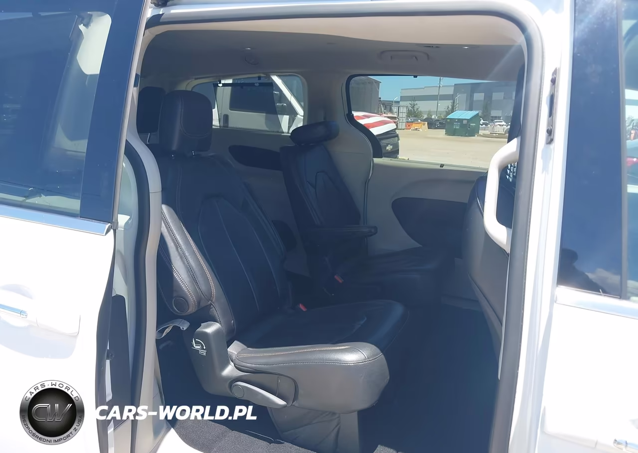 2018 Chrysler Pacifica Touring L VIN:2C4RC1BG4JR110653 - 8
