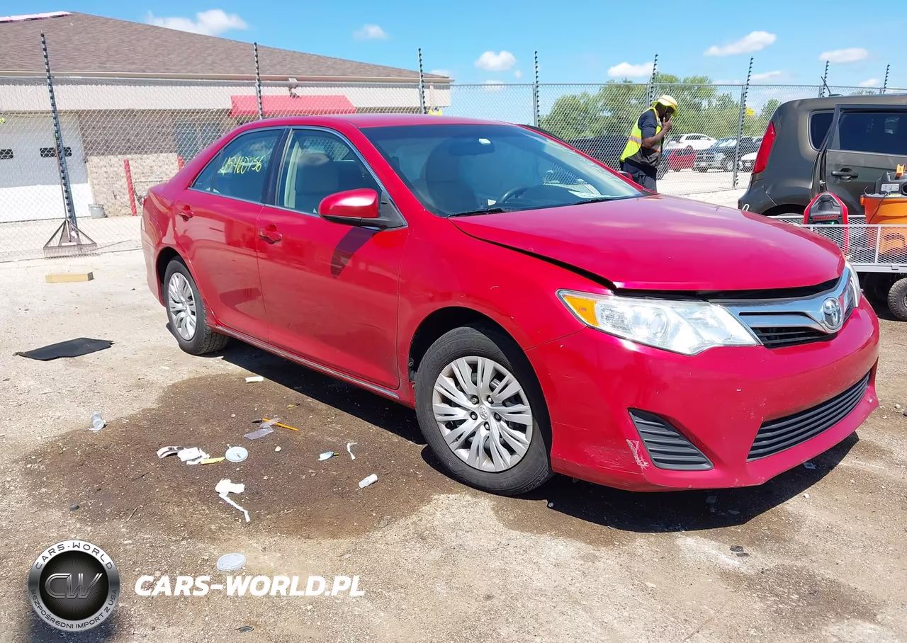 2014 Toyota Camry Le – zdjęcie 1 z 15