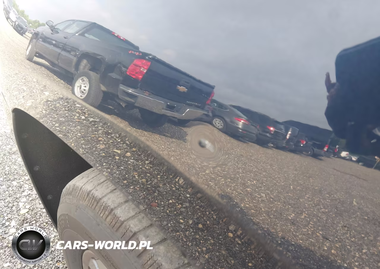 2018 Chevrolet Tahoe Ls VIN:1GNSKAEC8JR335734 - 11