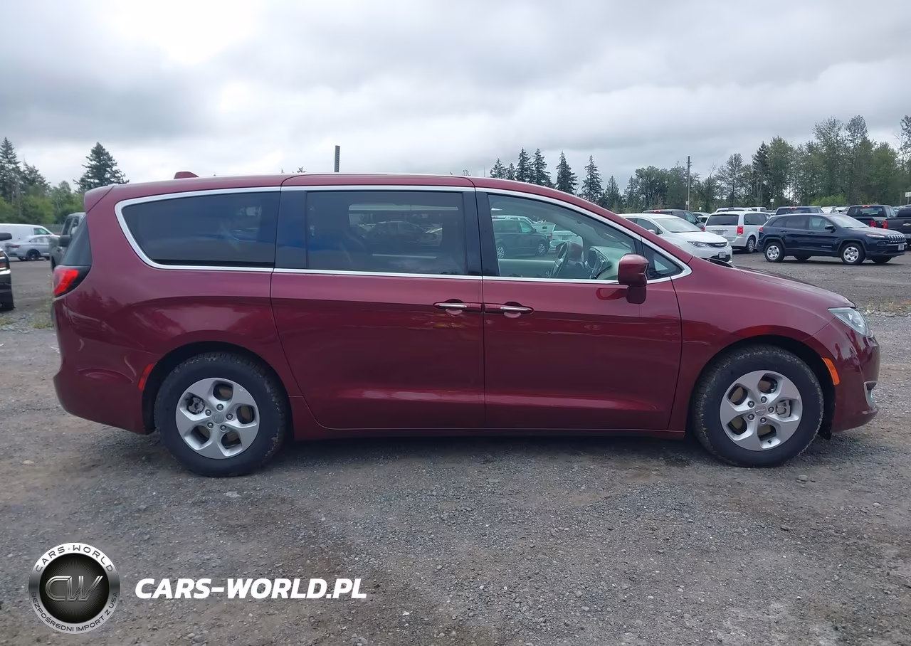 2018 Chrysler Pacifica Hybrid Touring Plus VIN:2C4RC1H70JR306919 - 13