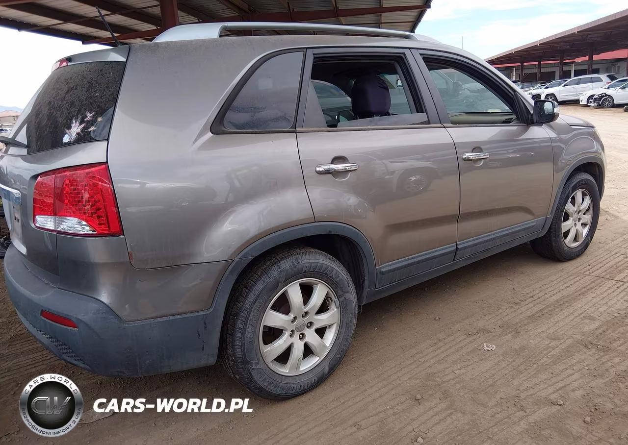 2013 Kia Sorento Lx V6 VIN:5XYKT4A23DG350732 - 4