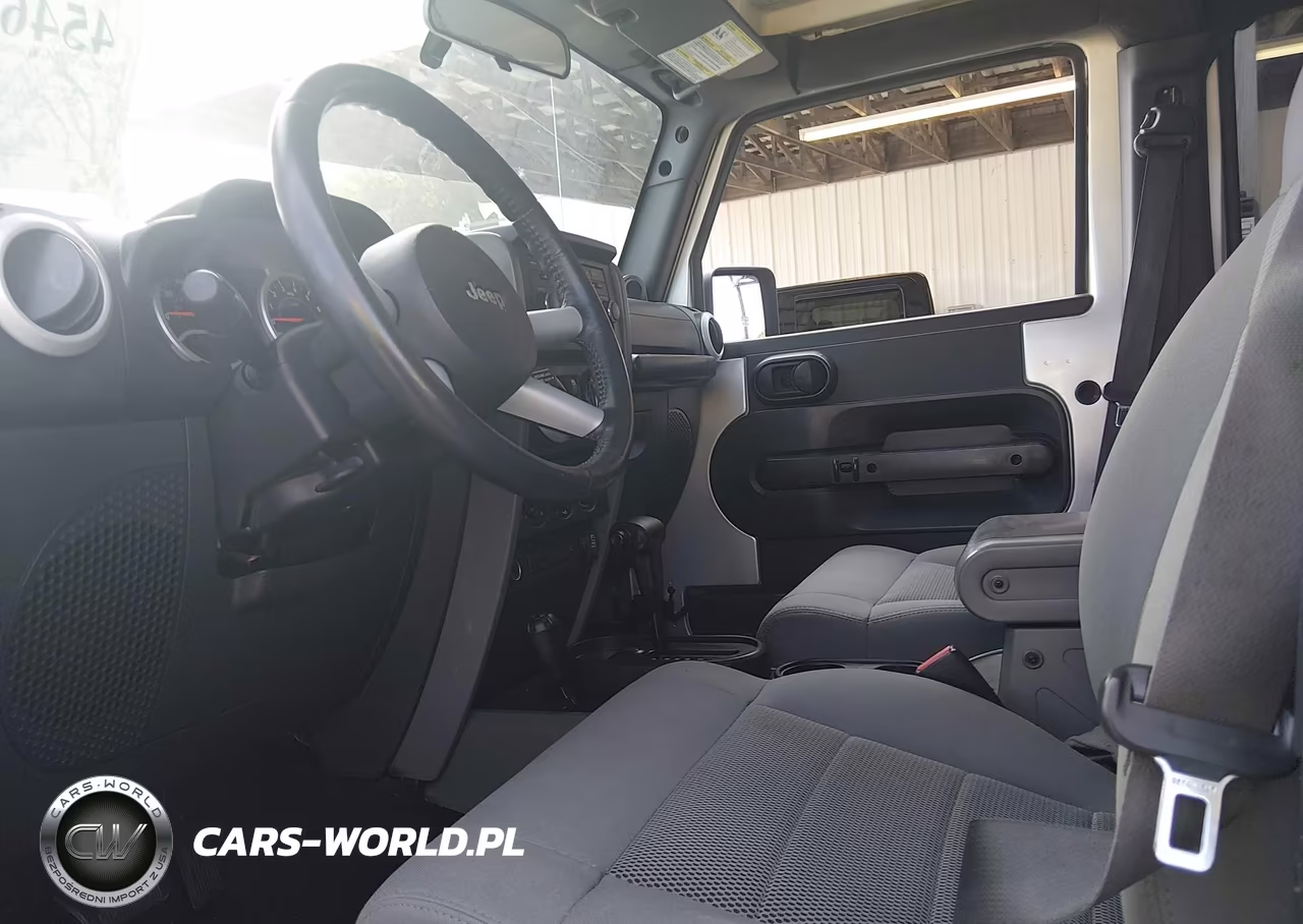 2008 Jeep Wrangler Unlimited Sahara VIN:1J4GA59128L587309 - 5