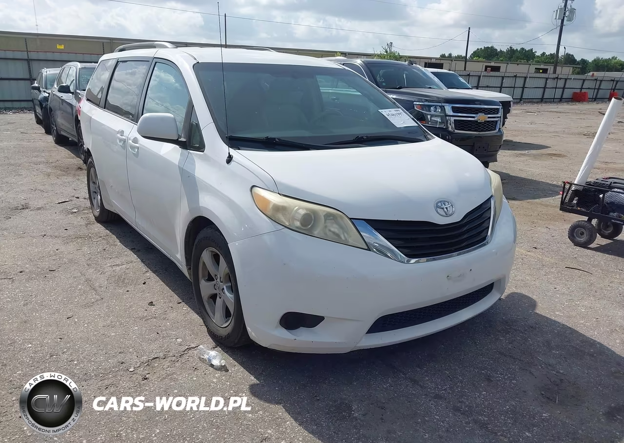 2012 Toyota Sienna Le V6 8 Passenger