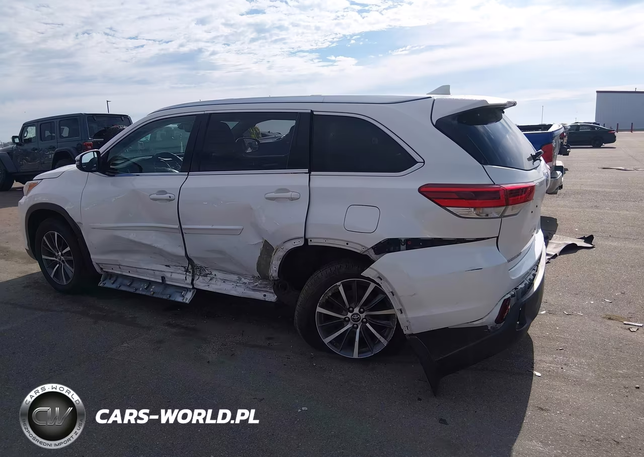 2018 Toyota Highlander Xle VIN:5TDJZRFH2JS550200 - 3