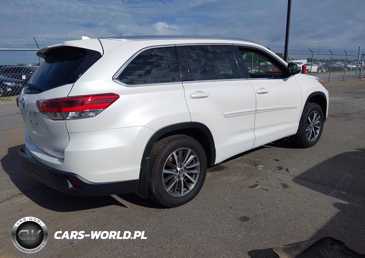 2018 Toyota Highlander Xle VIN:5TDJZRFH2JS550200 - 4