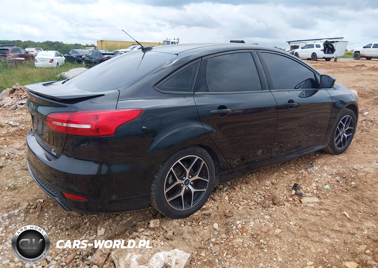 2015 Ford Focus Se VIN:1FADP3FE2FL348266 - 4