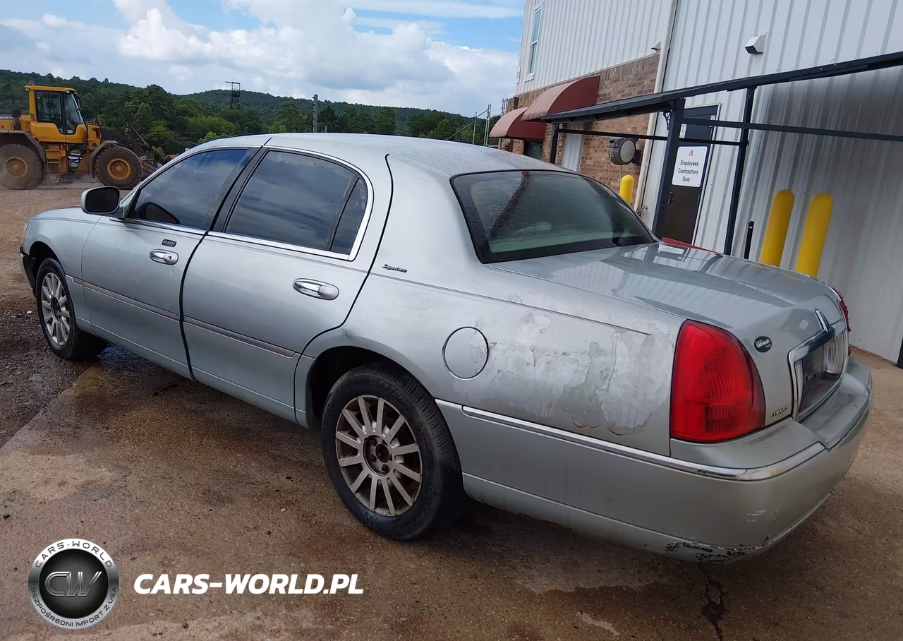 2007 Lincoln Town Car Signature VIN:1LNHM81V67Y619323 - 3