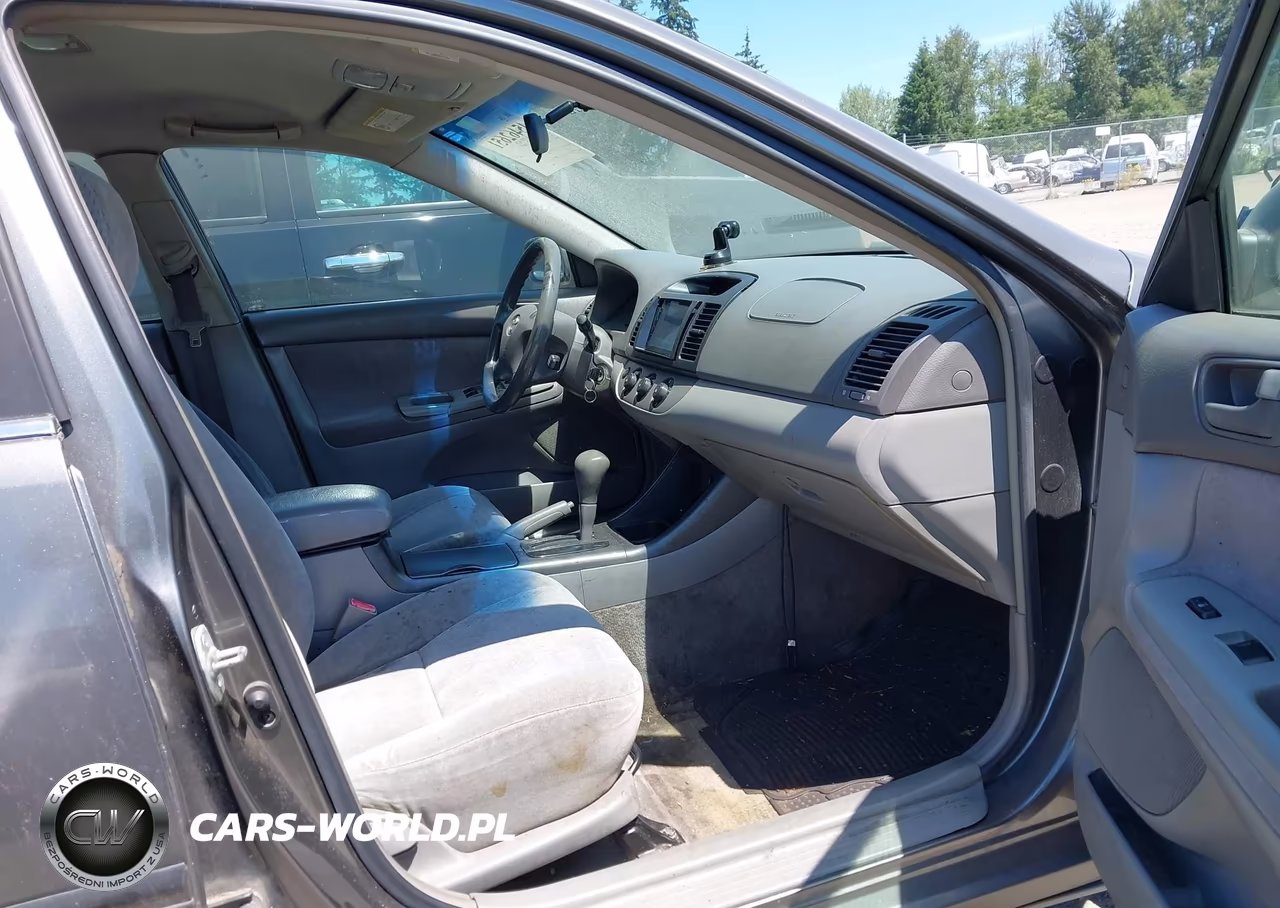 2002 Toyota Camry Le VIN:JTDBE32K720060824 - 5