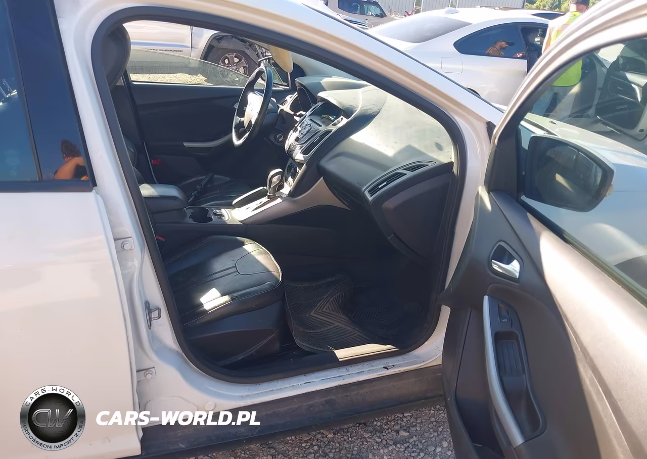 2014 Ford Focus Se VIN:1FADP3F24EL228926 - 5