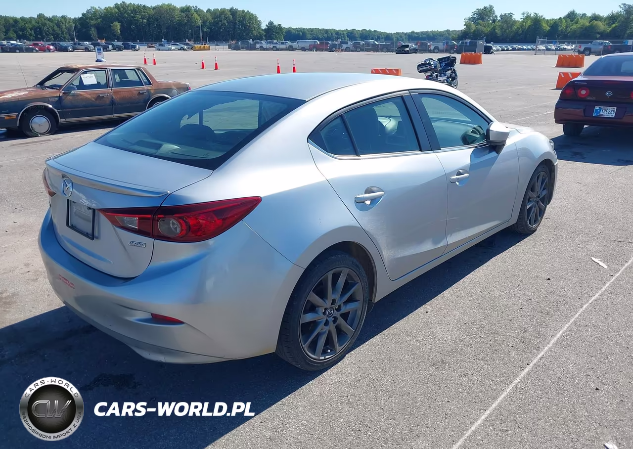 2018 Mazda Mazda3 Touring VIN:3MZBN1V32JM205981 - 4