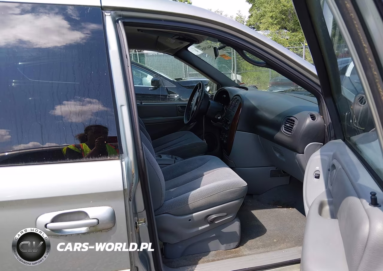 2004 Chrysler Town And Country VIN:2C4GP44R74R589358 - 5