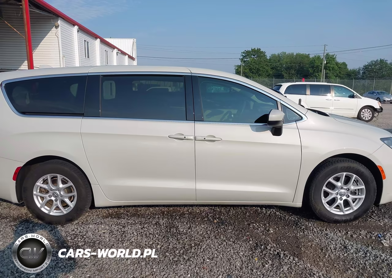 2017 Chrysler Pacifica Touring VIN:2C4RC1DG9HR633593 - 13