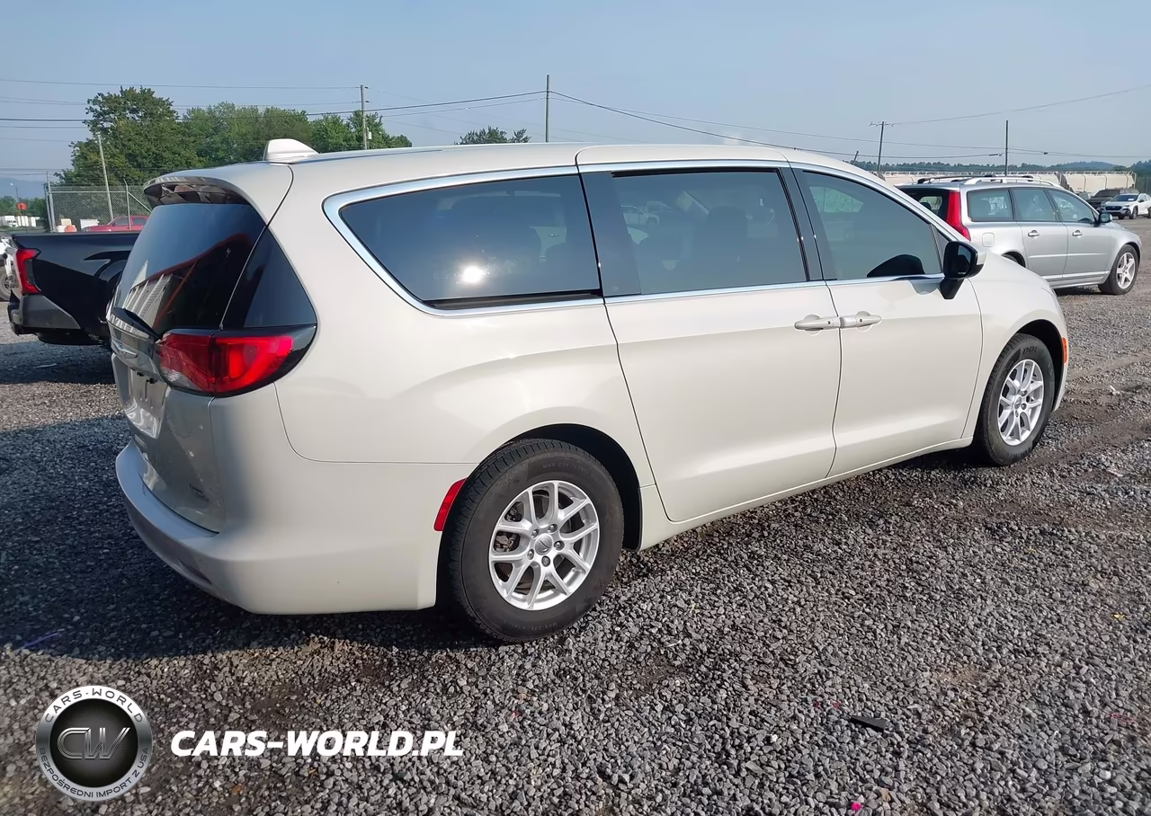 2017 Chrysler Pacifica Touring VIN:2C4RC1DG9HR633593 - 4