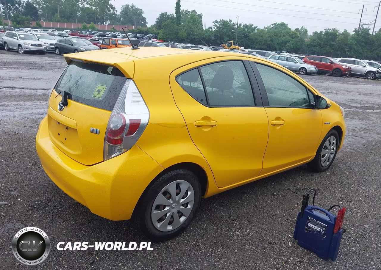2014 Toyota Prius C Two VIN:JTDKDTB35E1062937 - 4
