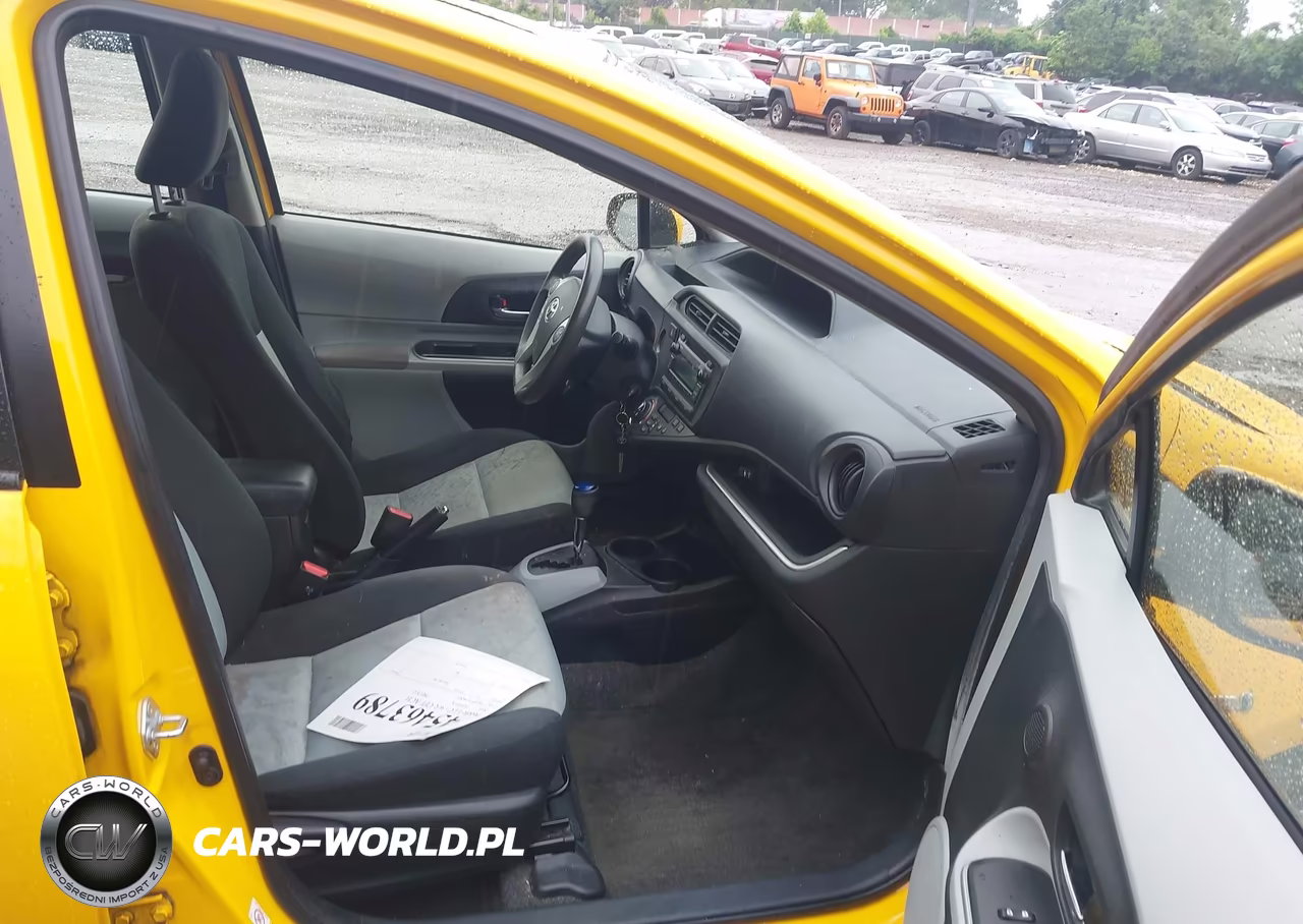 2014 Toyota Prius C Two VIN:JTDKDTB35E1062937 - 5