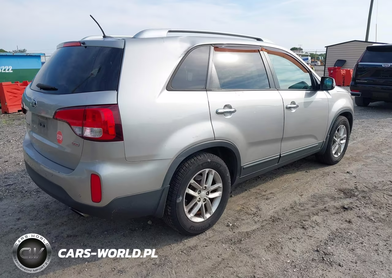 2015 Kia Sorento Lx VIN:5XYKT3A62FG660645 - 4