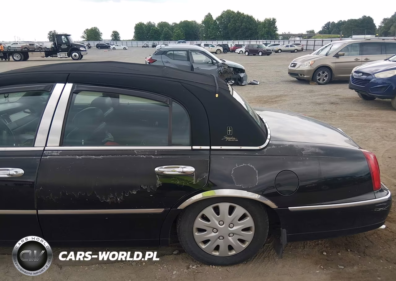 1998 Lincoln Town Car Signature VIN:1LNFM82W9WY717243 - 13