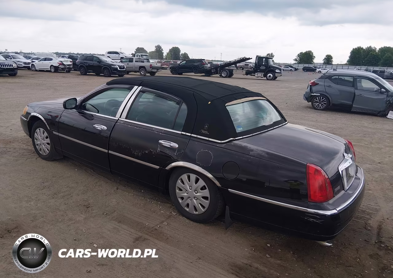 1998 Lincoln Town Car Signature VIN:1LNFM82W9WY717243 - 3