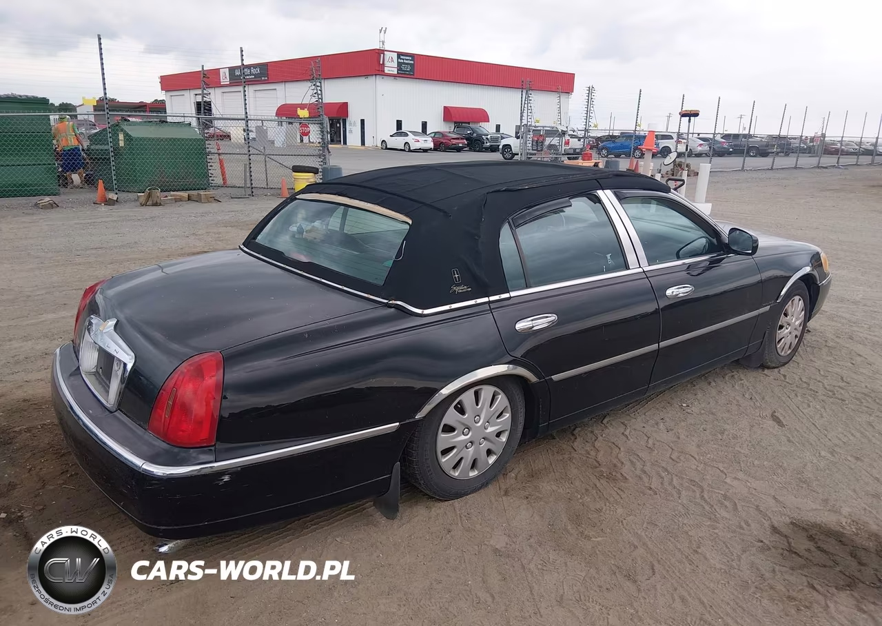 1998 Lincoln Town Car Signature VIN:1LNFM82W9WY717243 - 4