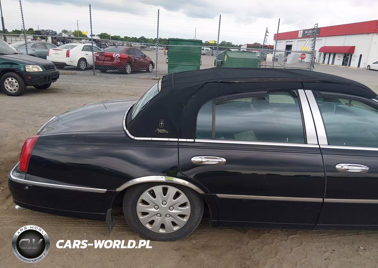 1998 Lincoln Town Car Signature VIN:1LNFM82W9WY717243 - 6