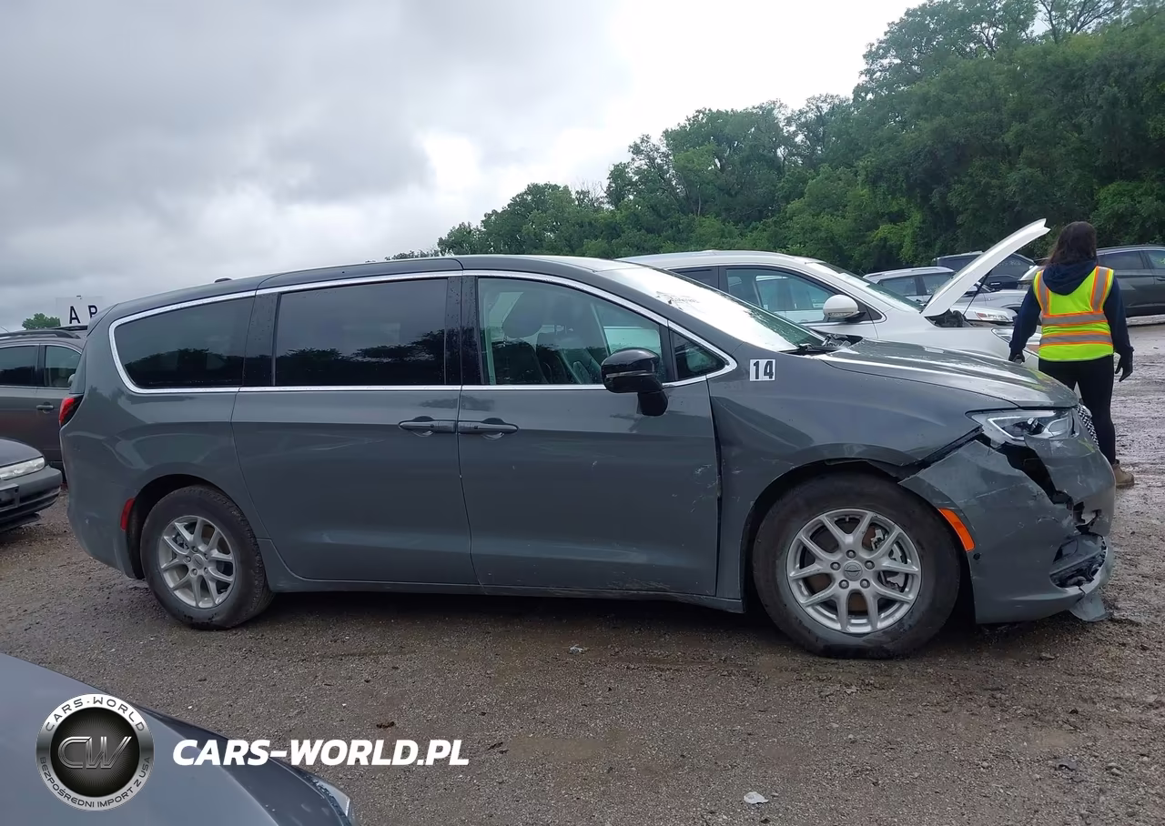 2024 Chrysler Pacifica Touring L VIN:2C4RC1BG6RR203394 - 11