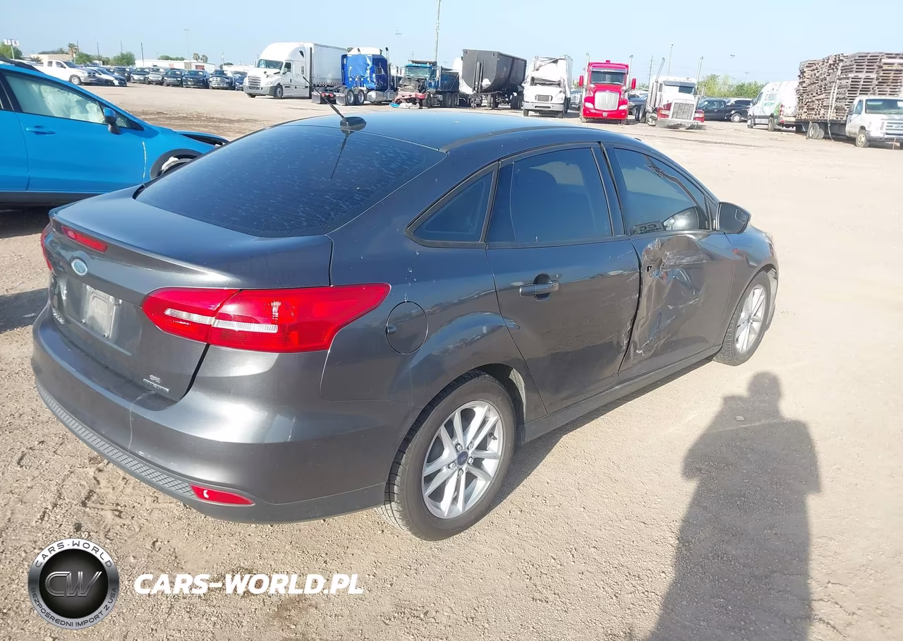 2016 Ford Focus Se VIN:1FADP3F21GL382898 - 4