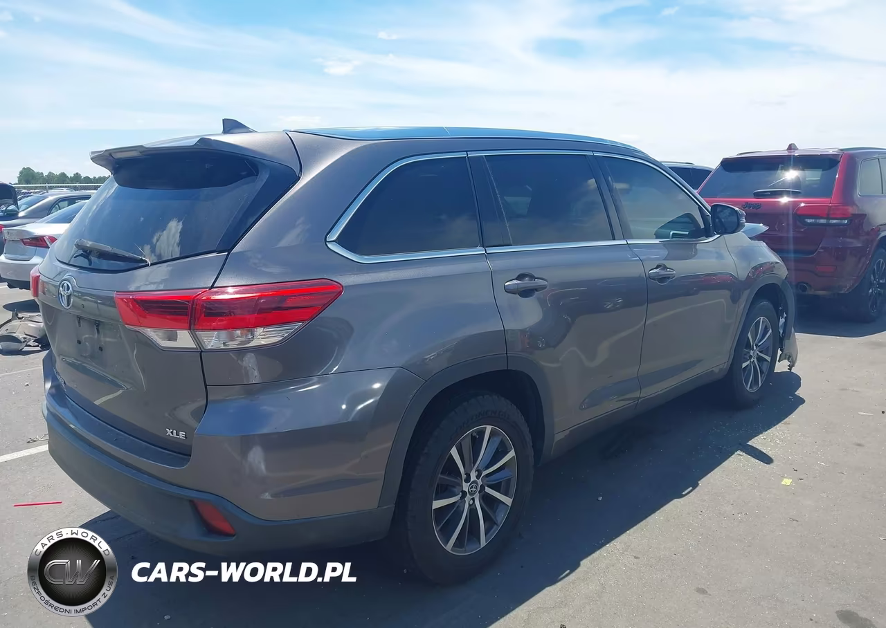 2018 Toyota Highlander Xle VIN:5TDKZRFH7JS533767 - 4
