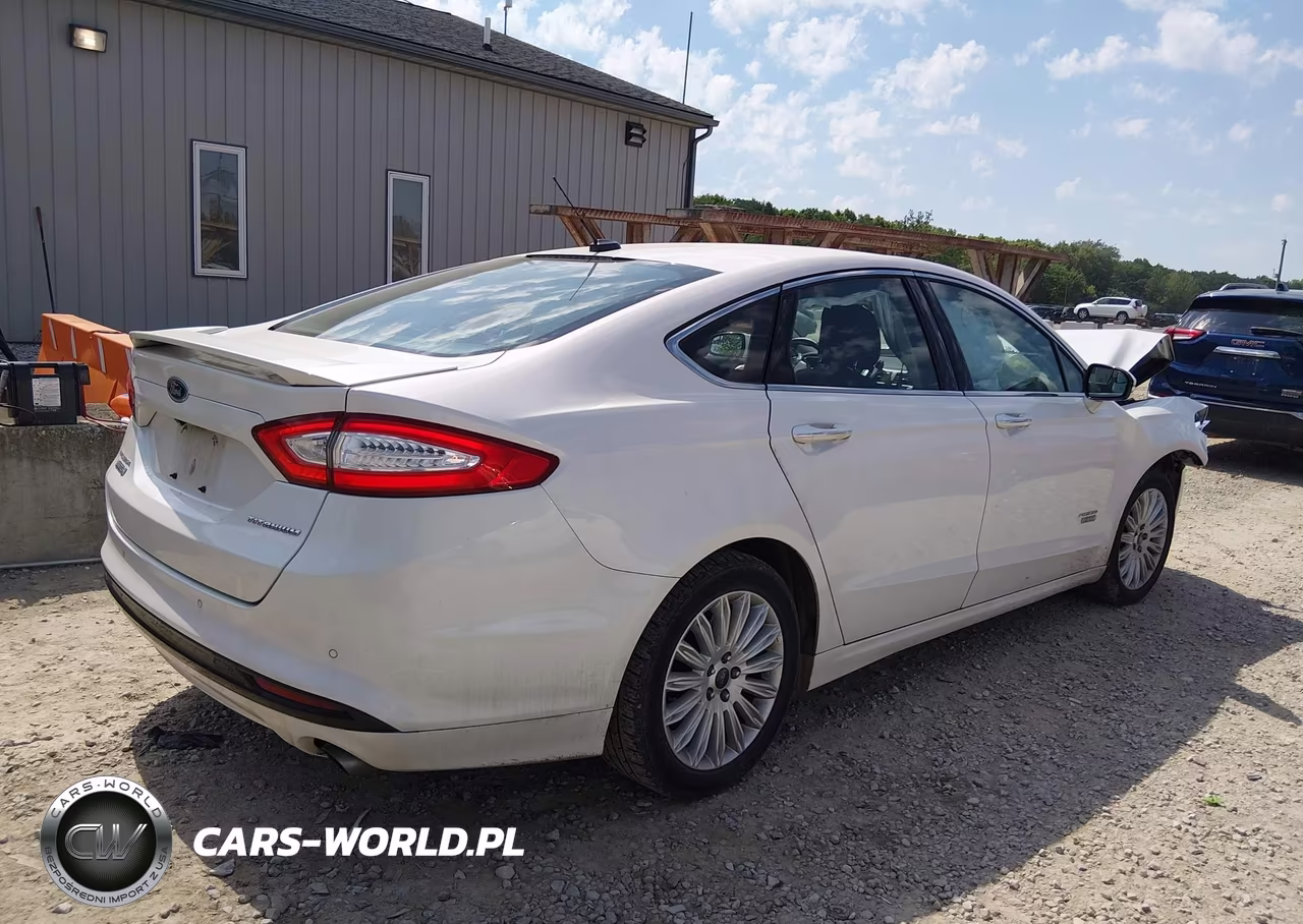 2014 Ford Fusion Energi Titanium VIN:3FA6P0SU8ER231800 - 4