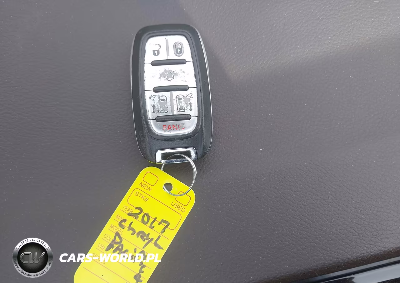 2017 Chrysler Pacifica Touring VIN:2C4RC1DGXHR676677 - 11