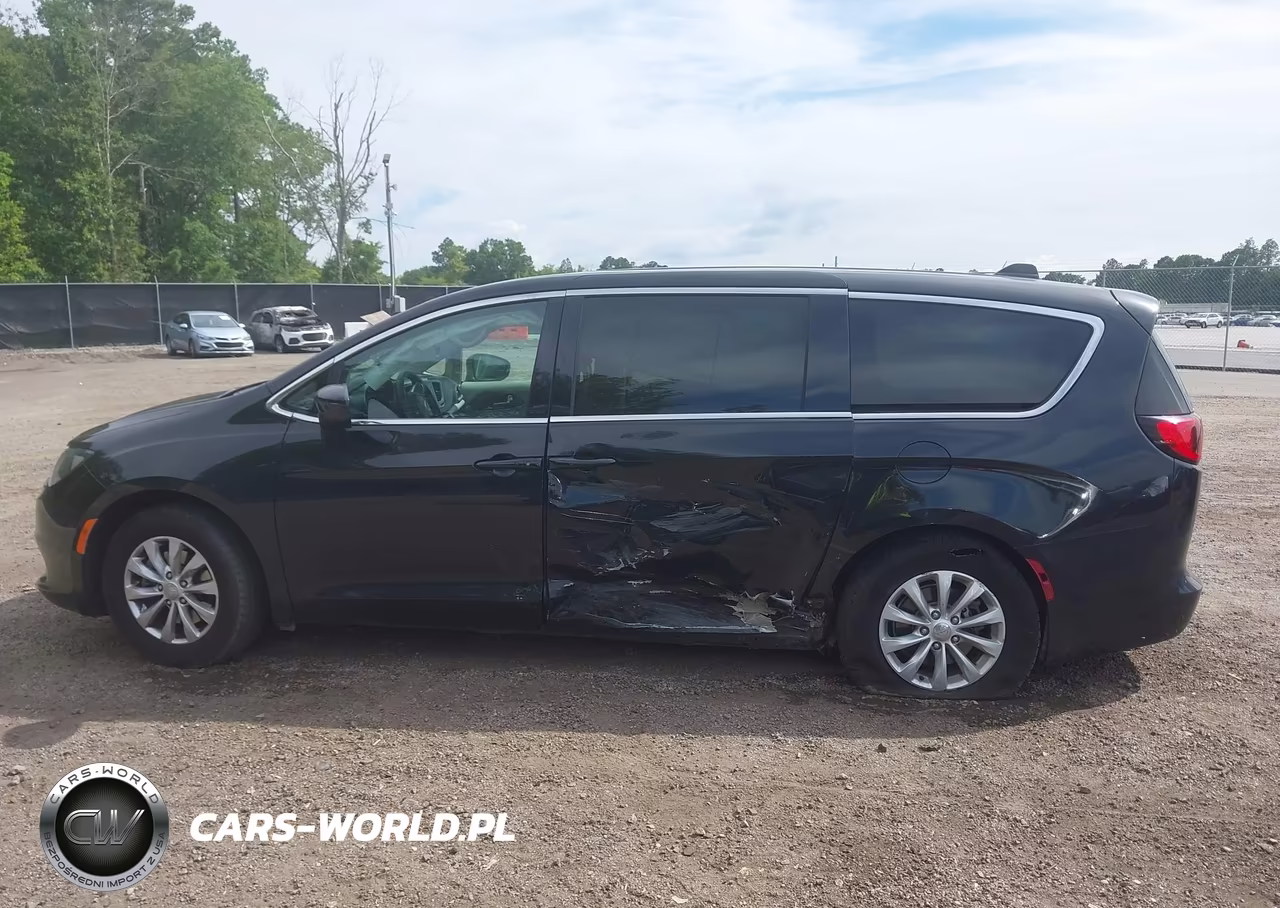 2017 Chrysler Pacifica Touring VIN:2C4RC1DGXHR676677 - 15