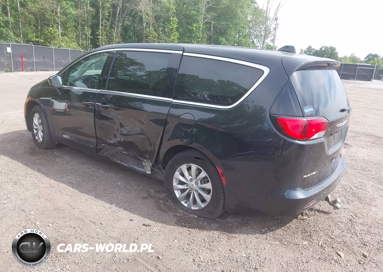 2017 Chrysler Pacifica Touring VIN:2C4RC1DGXHR676677 - 3