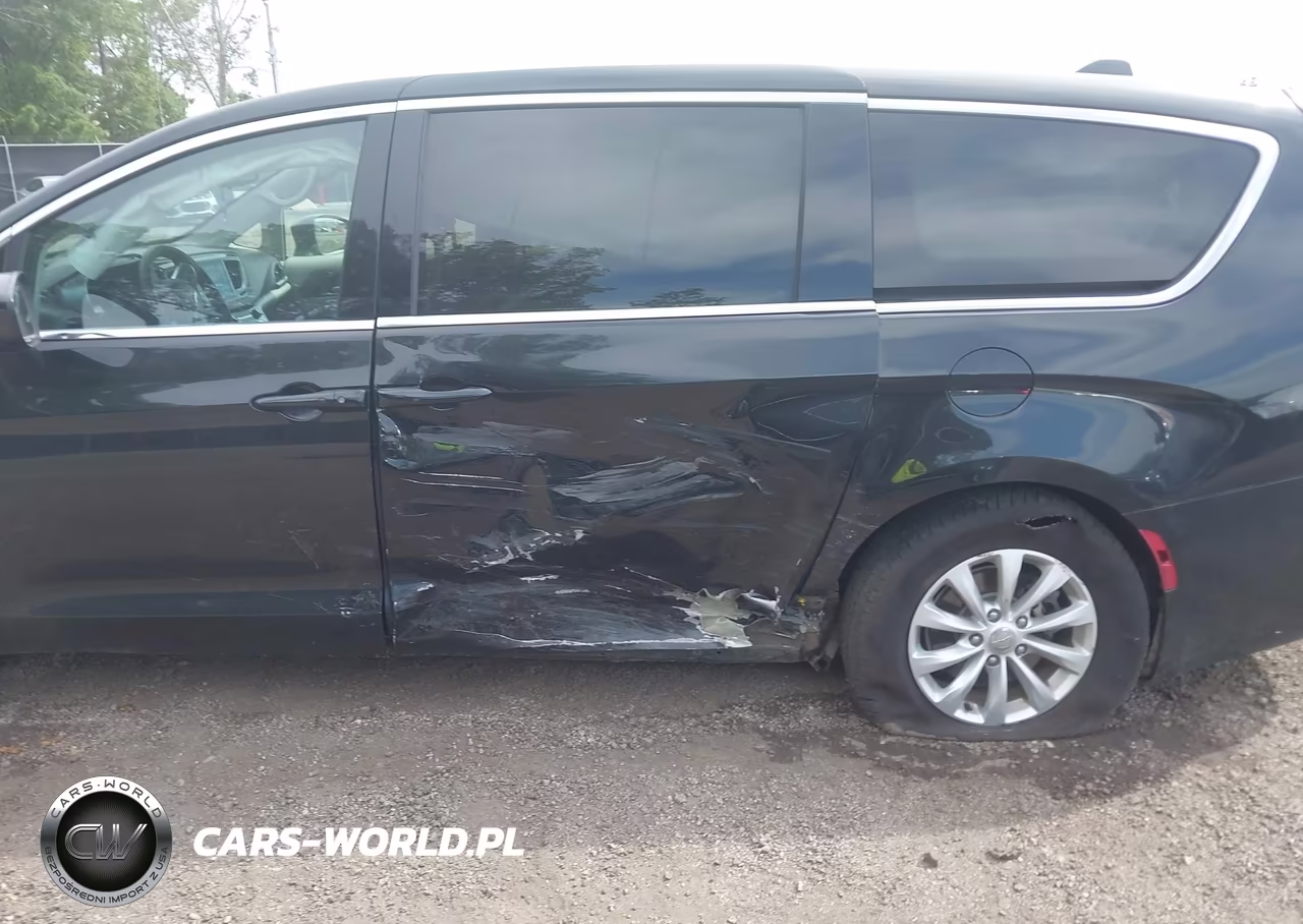 2017 Chrysler Pacifica Touring VIN:2C4RC1DGXHR676677 - 6