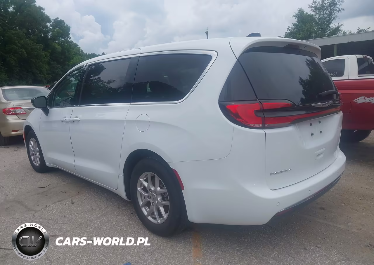 2024 Chrysler Pacifica Touring L VIN:2C4RC1BG5RR144421 - 3